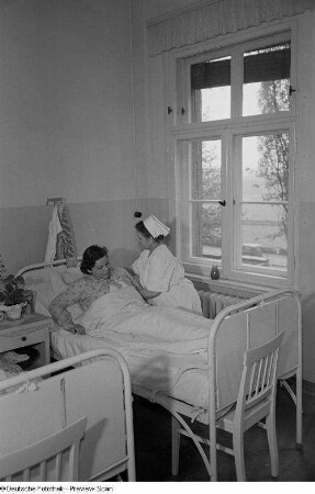 Krankenschwester hilft einer Patientin
