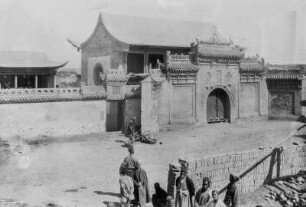 Tor im chinesischen Baustil : Ein Tor im chinesischen Baustil, möglicherweise ein Teil einer Tempelanlage im Tian Shan Hochgebirge