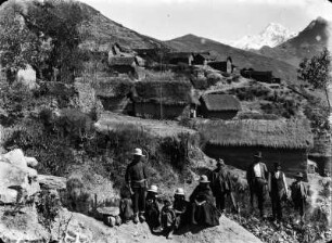 Nuñocorini : Bergdorf mit Hütten und Dorfbewohnern