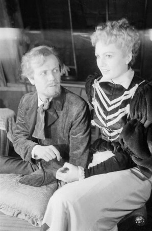 Szenenbilder aus dem Stück "Kameraden" von August Strindberg am Hebbel-Theater Berlin