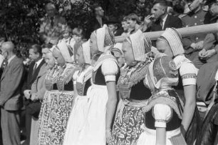Festakt zur Grundsteinlegung für das Haus der Sorben, am 24.08.1947 in Bautzen. : Swjatočnosć połoženja zakłada Serbskemu domej, dnja 24.08.1947 w Budyšinje. Slepjanki.