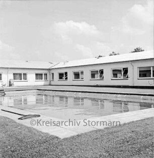 Wulfsdorf: Max-Planck-Institut für Kulturpflanzenzüchtung: Innenhof mit Schwimmbecken