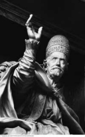 Grabmal Papst Clemens IX., Papst Clemens IX. mit Teara und Segensgestus