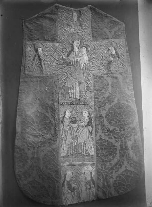 Kasel mit Madonna und Szenen aus der Heimsuchung auf der Rückseite und Heiligen auf der Vorderseite