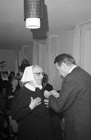 Verleihung der Bundesverdienstmedaille an die Diakonisse und Krankenschwester beim Diakonissen-Krankenhaus Eva Gülch.