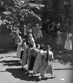 Nürnberg. Mädchen einer Mädchenschule, wahrscheinlich auf dem Schulhof während einer Pause