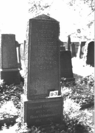 Grabstein 93 (Index: 100081954) Material: Granit Zustand: gut Maße HxBxT: 183x60x33 cm Beschreibung: Obelisk, Doppelsockel, unterer Sockel rustica: Grabstein 93