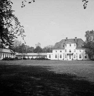 Haus Lichtensee: Propstei Stormarn: evangelisches Zentrum mit Altersheim und Jugendheim: Park: hinten rechts Hauptgebäude: links Jugendheim: dazwischen Verbindungstrakt: hinten Bäume