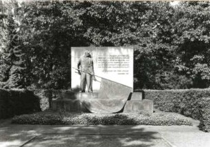 Dresden-Neustadt, Marienallee. Sowjetischer Garnisonfriedhof. Denkmal mit Inschrifttafel (um 1957)