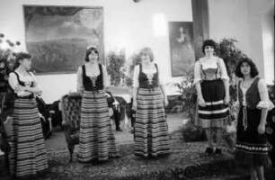 Freiburg: Kaufhaussaal; Krönungsakt; Weinkönigin [Rosemarie Blankenhorn/Rosemarie Blankenhorn-Röbbelen] und Prinzessinnen; stehend