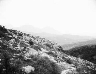 Gebirge : Blick über eine felsige Bergkuppe