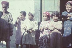 Reisefotos. Libyen. Tripolis. Gruppe von Kindern vor einer Haustür