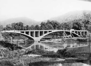 Zweibogige Brücke : Südthailand. Zweibogige Betonbrücke im Bau, 1912/1913
