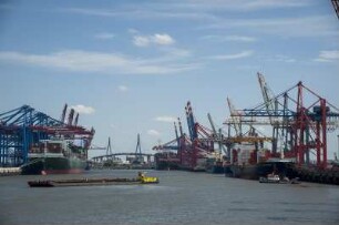 Hafen Hambur. Kinks Containerterminal Burchardkai, rechts das Terminal Eurogate, im Hintegrund die Köhlbrandbrücke, 06.2016
