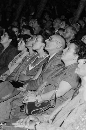 Publikum im Volkseigenen Circus Aeros