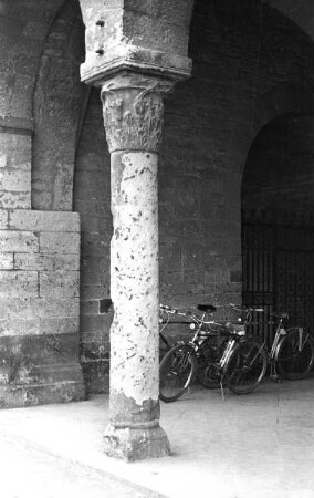 Romanische Säule mit dem Fragment eines antiken korinthischen Kapitells