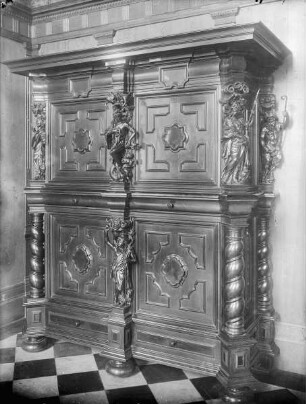 Schrank mit Figuren und tordierten Säulen