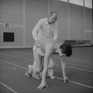 Mainz. Deutscher Leichtathletikverband. Lauftraining in der Sporthalle. Trainer gibt Hinweise zur Startposition