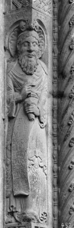 Mittleres Westportal — Gewände: Propheten — Jesaja