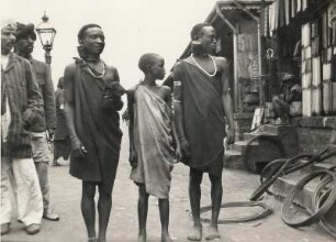 Ostafrika. Afrikander und Inder in einer Ladenstraße vor einem Geschäft
