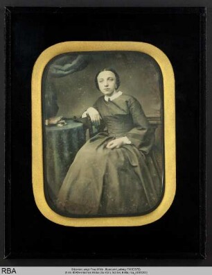 Sitzende junge Frau