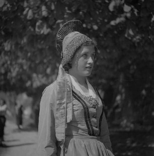 Junge Frau in Wachauer Tracht