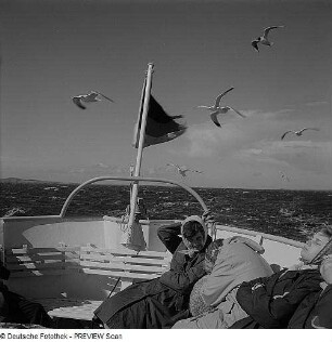 Fahrt nach Hiddensee, Frauen auf dem Deck einer Fähre