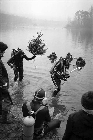 Weihnachtsaktion des Taucherclub Muräne im Ententeich bei Daxlanden