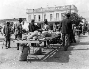 Markttreiben : Griechenland, Katakolon. Markttstände mit Souveniers