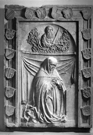 Epitaph für Truchsessin Helene von Waldburg-Zeil : Epitaph für Truchsessin Helene von Waldburg-Zeil. Marmor (farbig) (nach 1514). Bad Wurzach, Katholische Pfarrkirche Sankt Verena, Außenbau