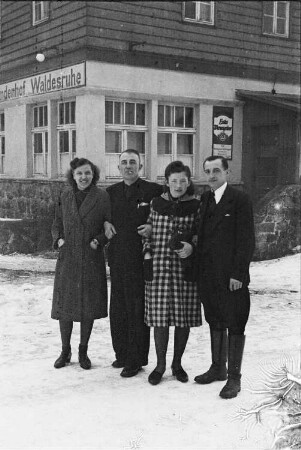 Gruppe vor dem Ausflugslokal "Waldesruhe" während eines Winterausfluges im Erzgebirge