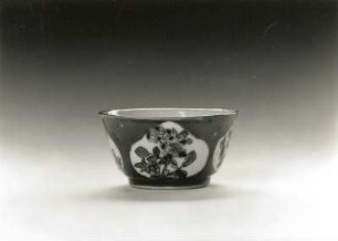 Koppchen (China, 1723/1735, Regierungsperiode Yongzheng; Porzellan, Aufglasurmalerei; Höhe ca. 3,5 cm, Durchmesser ca. 6,7 cm; Staatliche Kunstsammlungen Dresden (SKD)