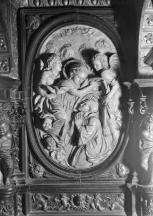 Trascoro de la catedral de Toledo, Westseite, innen, obere Sitzreihe: Kaselübergabe an den Heiligen Ildefonso