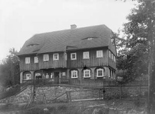 Wohnhaus (Umgebindehaus), An der Läuterei 31. Eingangsseite mit Bewohnern