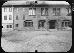 Bad Tennstedt, Markt 1. Rathaus (1598, Erweiterung 1806, Umbau 1925). Rückseite mit Brunnenlöwen vom Marktbrunnen