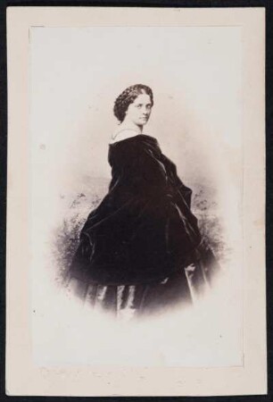 Porträt Fanny Janauschek (1829-1904; Schauspielerin). Albuminabzug auf Karton (Carte-de-visite mit Atelieraufdruck verso)