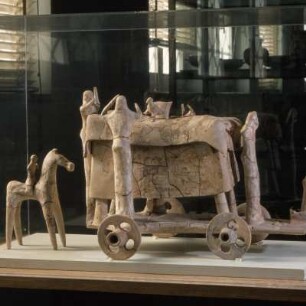 Athen, Archäologisches Nationalmuseum. Begräbniswagen (Fragment), proto-attisch. ". Hälfte des 7. Jh. v. Chr. Terrakotta-Votiv. Aus Vari am Hymettos, orientalisierend