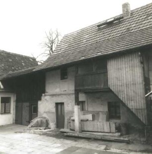 Dresden-Cossebaude, Hauptstraße 7. Dreiseithof (1801/1850). Seitengebäude mit Vorlaube und Stiege, Hofseite