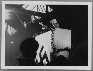 Ministerpräsident Hermann Göring während der Kundgebung in der Straßenbahnhalle (Szene aus dem Dokumentarfilm "Ministerpräsident Göring besucht Dresden")