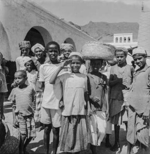 Gruppenportrait : Portrait einer Gruppe Jungen auf dem Basar von Aden