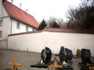 Kirchhof im Osten mit Kirchhofmauer (Wehrgang mit Steinbrüstung im 18 Jh abgetragen) im Verlauf