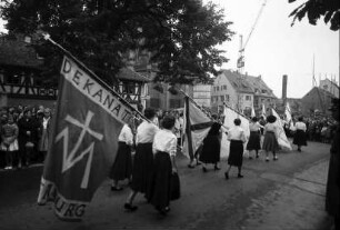 Freiburg: Festzug, Fahnenträgerinnen