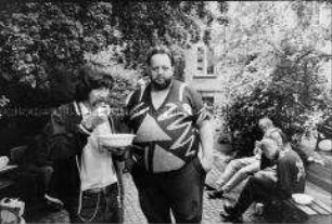 Franziskaner Kloster Pankow, Suppenküche, Mittagessen - zwei Männer, einer mit Suppenteller