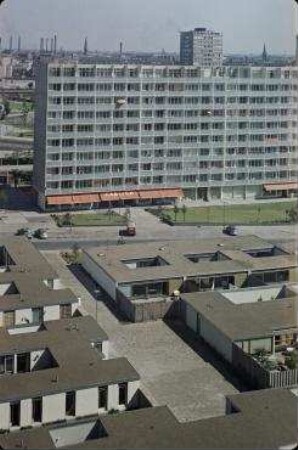 180° Panorama, Bild 6 von 7. Blick auf die Bauaustellung Interbau 57 vom Wohnhaus Giraffe über Hansaplatz bis Richtung Siegessäule. Berlin-Hansaviertel, Händelallee