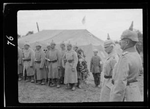 Einsegnung von Leutnant von Hopffer in "Tomagne Lager" [bei Douaumont (Dep. Meuse, Frankreich)]