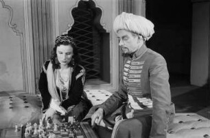 Szenenbilder aus dem Stück "Nathan der Weise" von Gotthold Ephraim Lessing im Deutschen Theater Berlin : Szene mit Kai Möller als Sultan Saladin (rechts) und Ingeborg Senkpiel als Sittah (links)