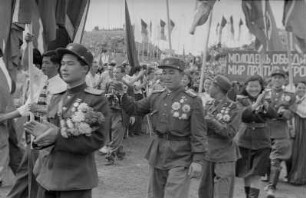Eröffnung der III. Weltfestspiele der Jugend und Studenten im Walter Ulbricht-Stadion in Berlin : Teilnehmer der Weltfestspiele im Demonstrationszug