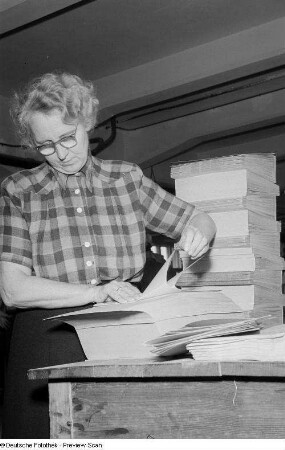 Portrait Else Krämers an ihrem Arbeitsplatz in der Buchbinderei im Druckhaus Einheit