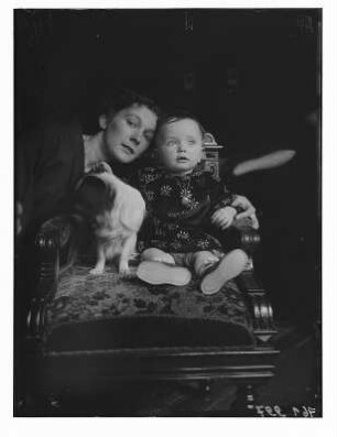 Elfriede Apel mit ihrer Tochter Friederike