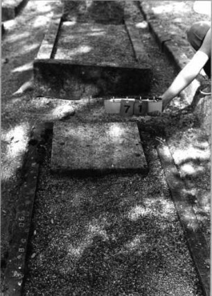 Grabstein 71 (Index: 99793089) Material: Kunststein? Zustand: unleserlich?, (unbeschrieben?) Maße HxBxT: 40x49x4 cm Beschreibung: breitrechteckige liegende Platte: Grabstein 71